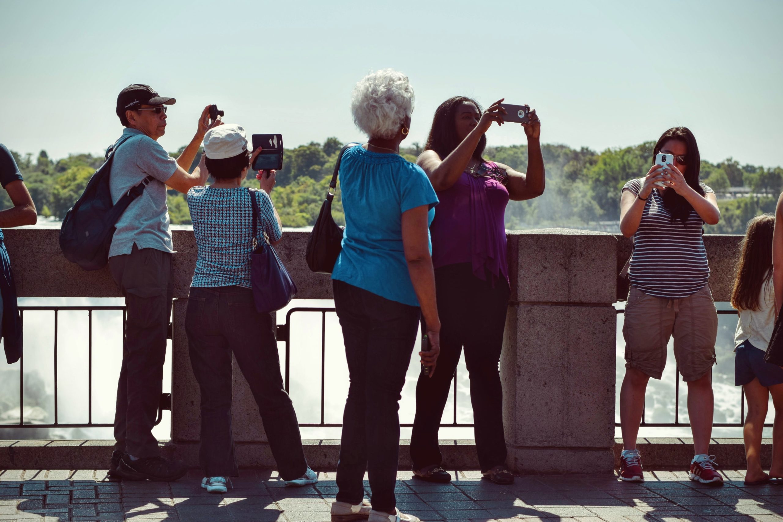 5 Tips for Tour Guides - AudioFetch Audio Over WiFi StockSnap I5C5A5NSV3 scaled - AudioFetch Audio Over WiFi